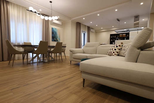 Progetto privato di una zona giorno con divano tavolo da cucina apribile con seduta bassa e divano in pelle