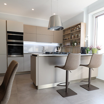 Cucina con penisola e sedie stile bar in un ambiente di casa