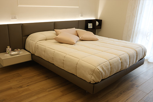 Letto a sospensione in stile moderno con led illuminati sotto e schienali in legno