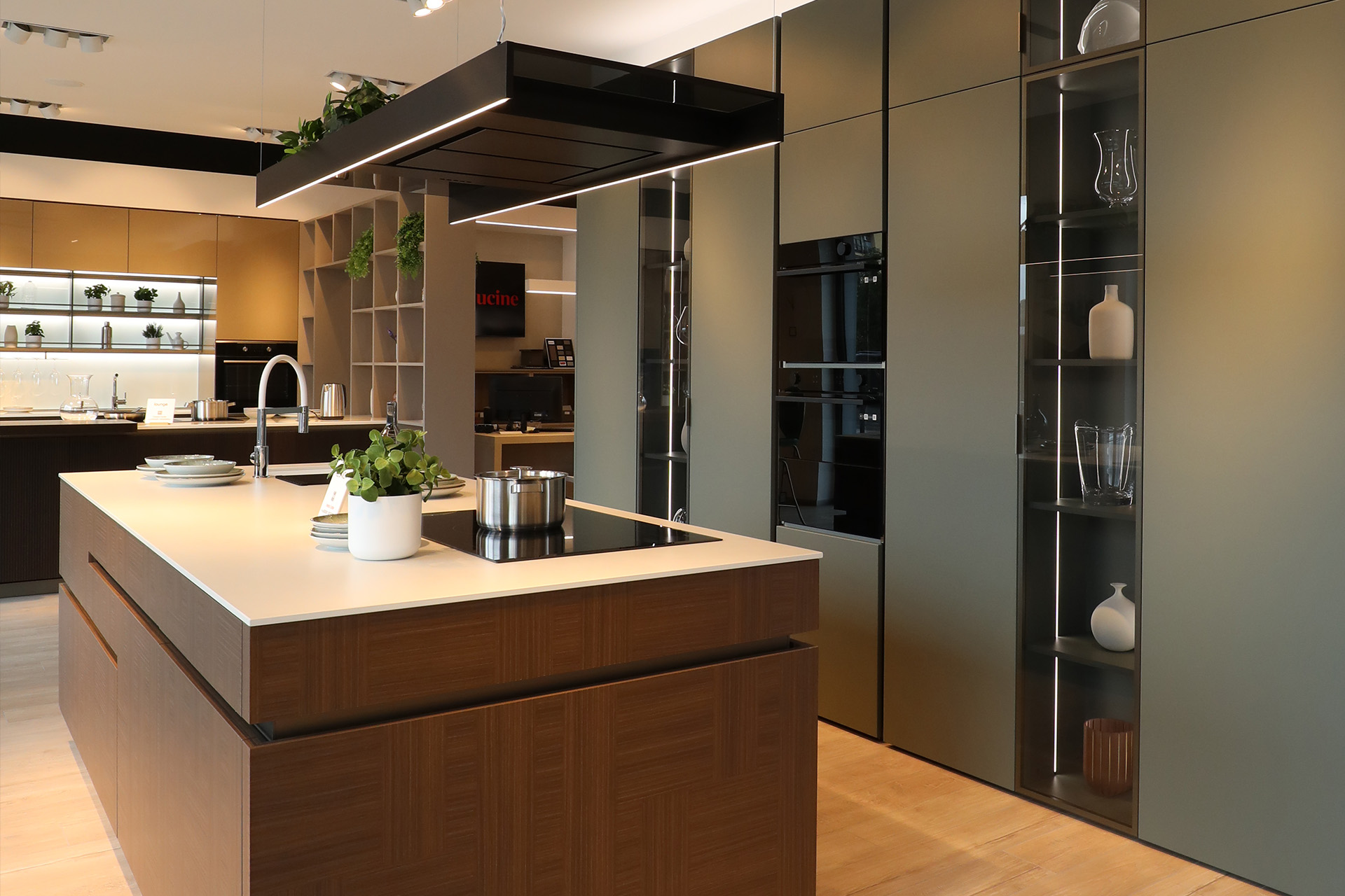 Video completo dello showroom di veneta cucine che mostra diverse tipologie di cucine all'interno della struttura martorelli